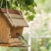 Futterhäuser für Vögel im Garten
